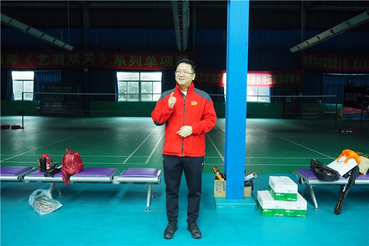 東辰集團2019年員工羽毛球比賽總經理趙賢政為參賽選手加油鼓勁