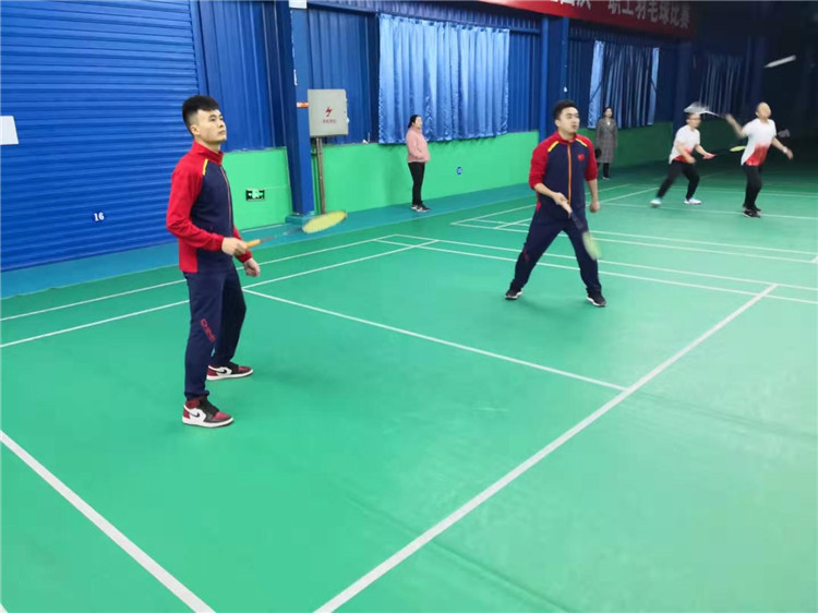 東辰集團2019年員工羽毛球比賽隊員們奮力拼搏