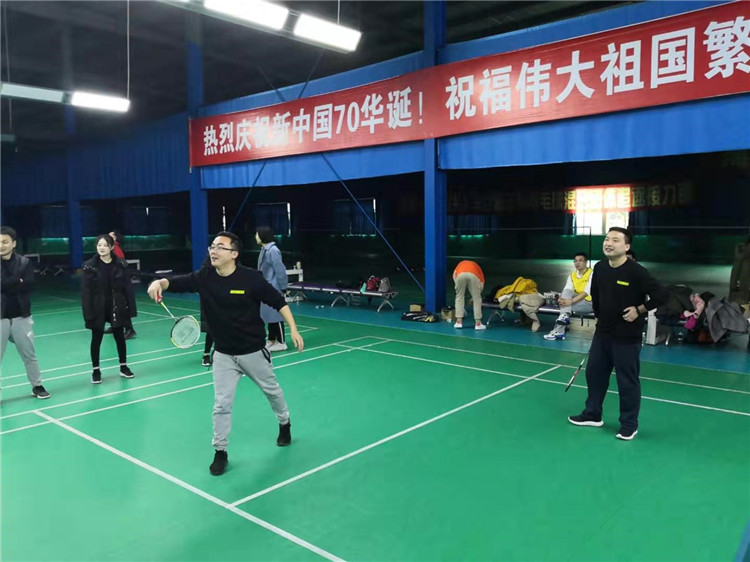 東辰集團2019年員工羽毛球比賽隊員們奮力拼搏
