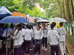 以最高規格為學生過節，以素質教育作學校底色